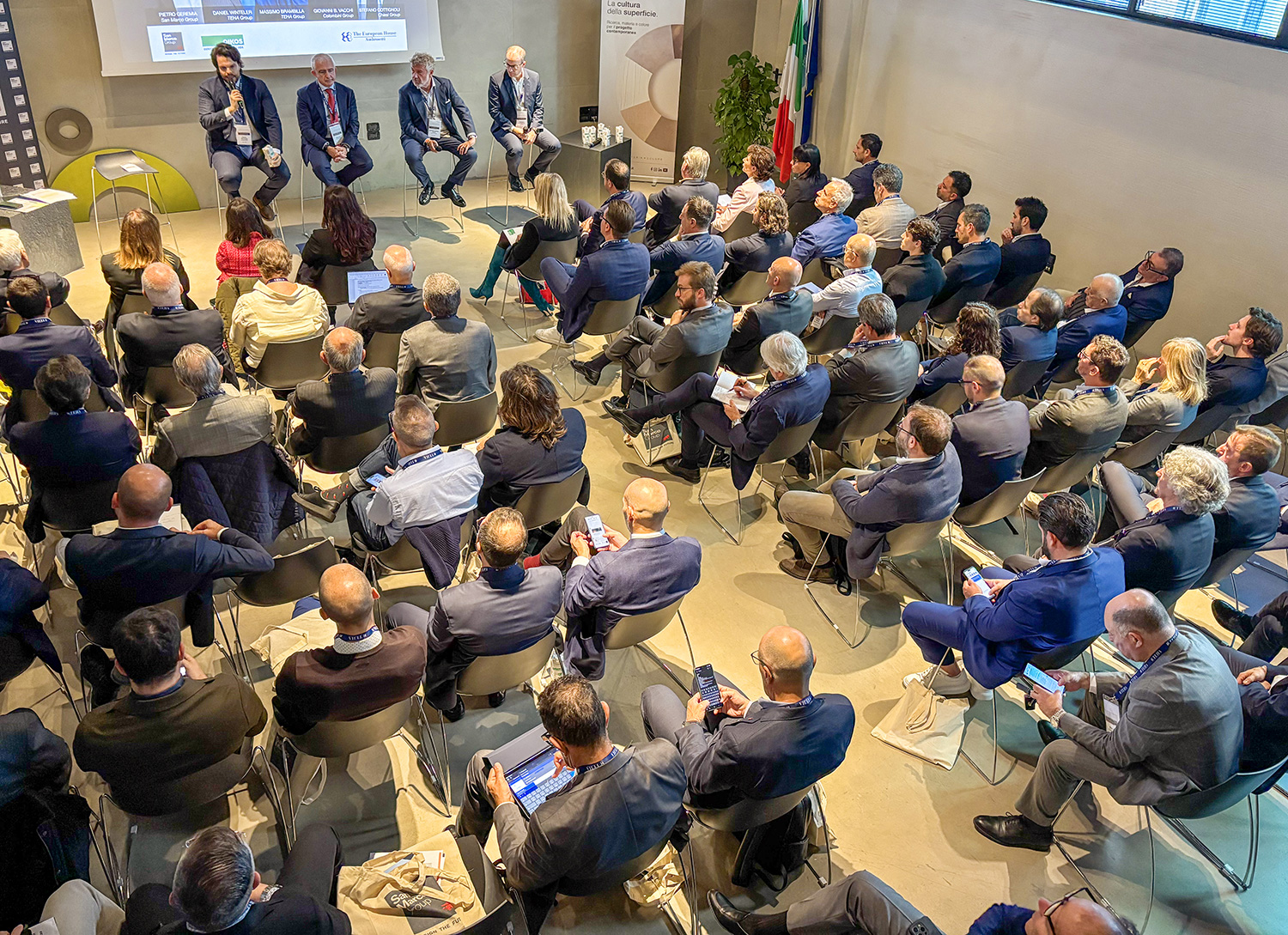 Relatori durante il confronto sulle strategie di M&A presso OIKOS